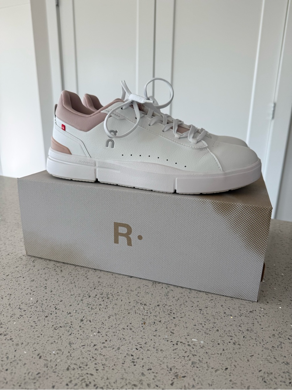 On The Roger Advantage women’s tennis shoes, rose hip/white, size 10 - Picture 1 of 4
